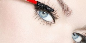 How to Apply Mascara Professionally at Home